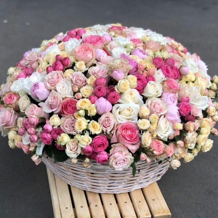 Цветочная корзина из пионов и пионовидных роз "Юниверсити" в Сыктывкаре