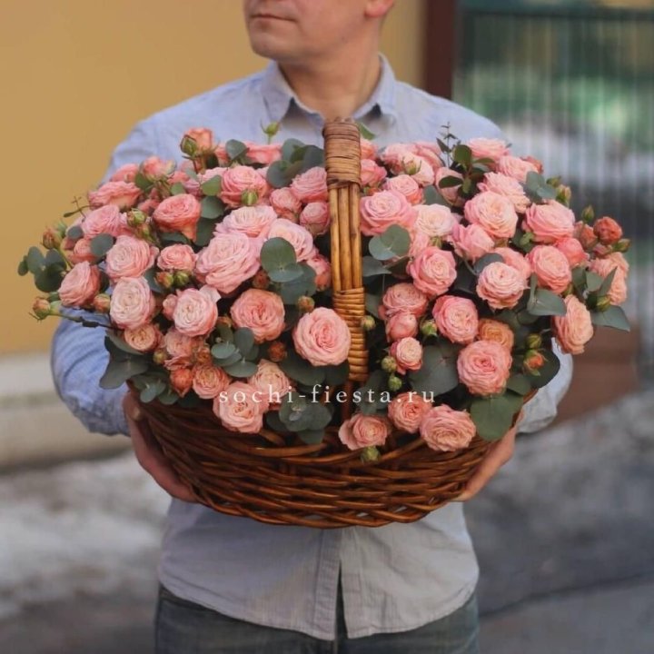 Корзина из 101 пионовидной розы в Сыктывкаре