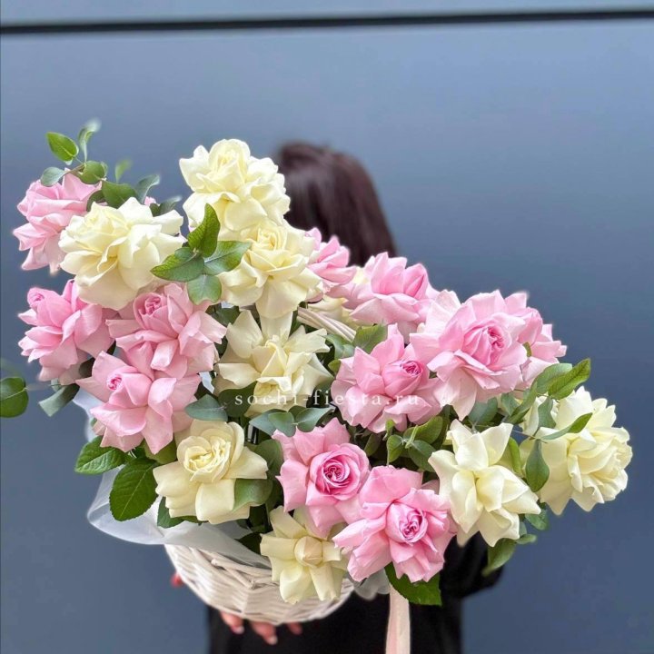 25 Французских роз в корзине в Сыктывкаре