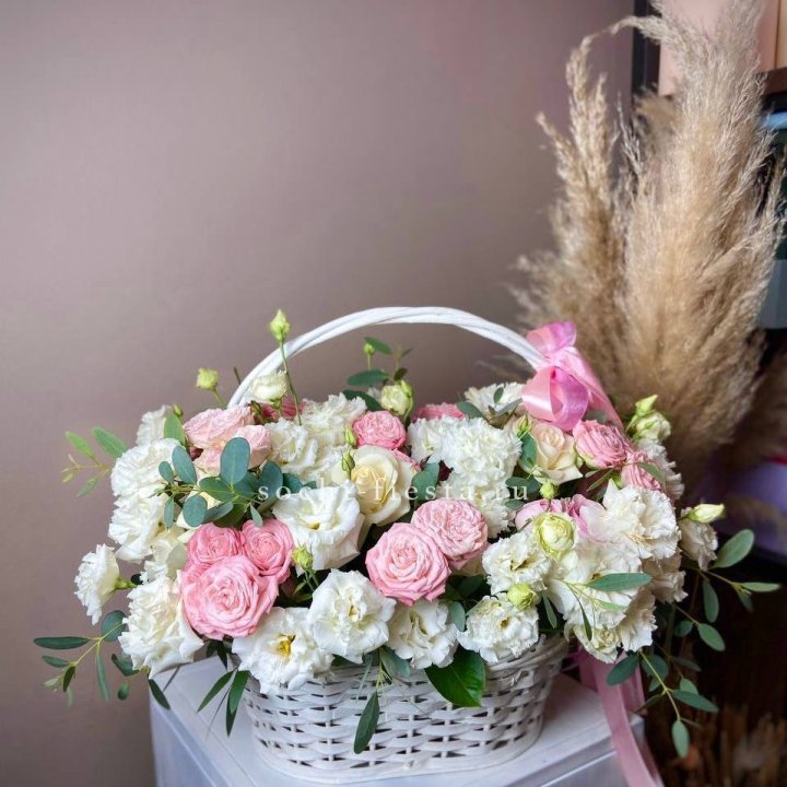 Цветочная корзина "Пинки вайт" в Сыктывкаре