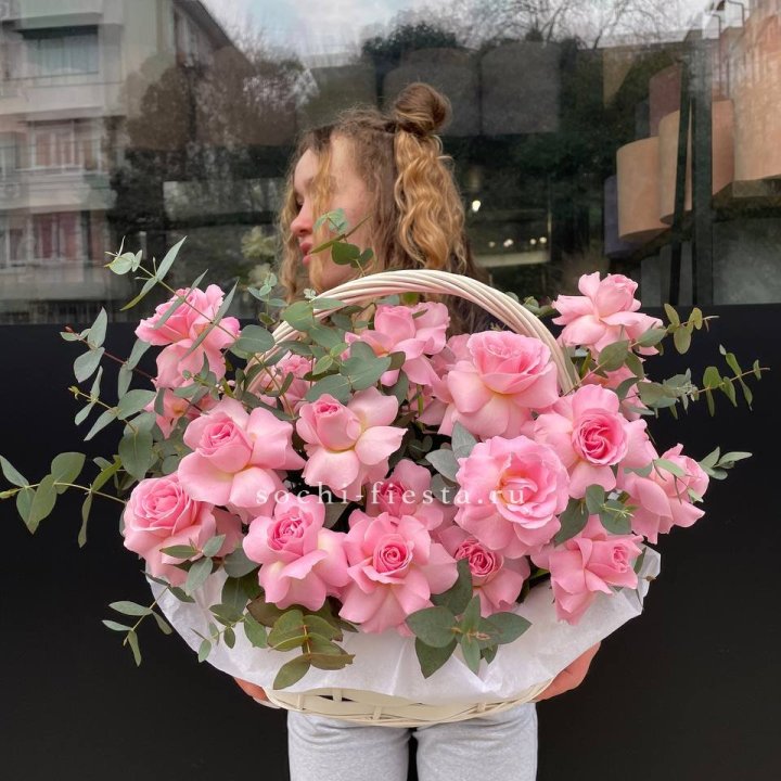 25 роз в цветочной корзине  в Сыктывкаре