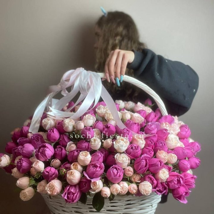 Премиум корзина пионовидных кустовых роз в Сыктывкаре