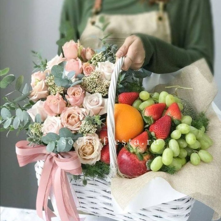 Фруктовая корзина c цветами в Сыктывкаре
