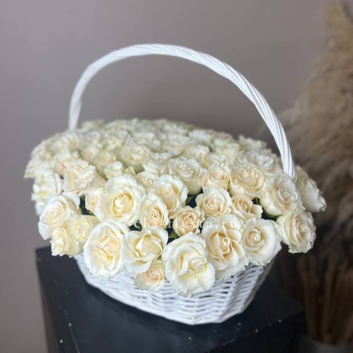 101 белая роза в корзине в Сыктывкаре