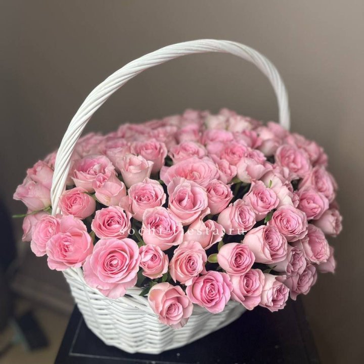 101 розовая роза в корзине в Сыктывкаре