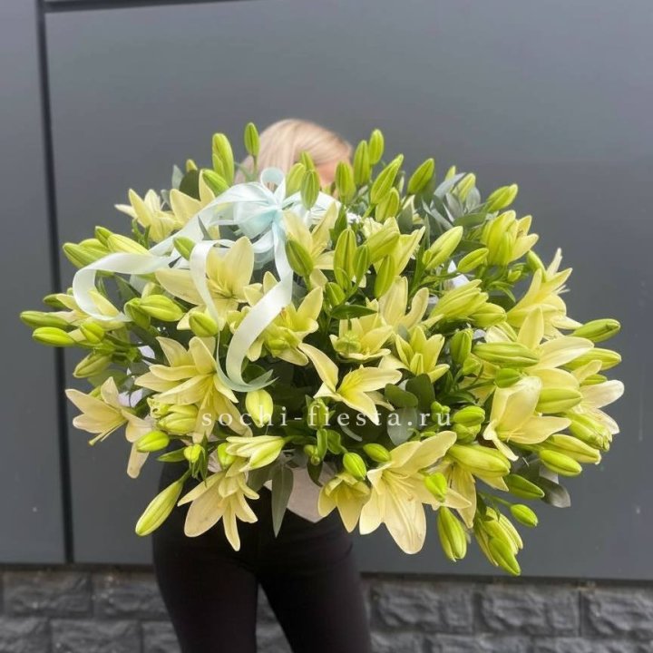 Лилии в корзине в Сыктывкаре