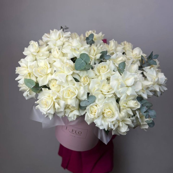 37 белых роз в боксе в Сыктывкаре