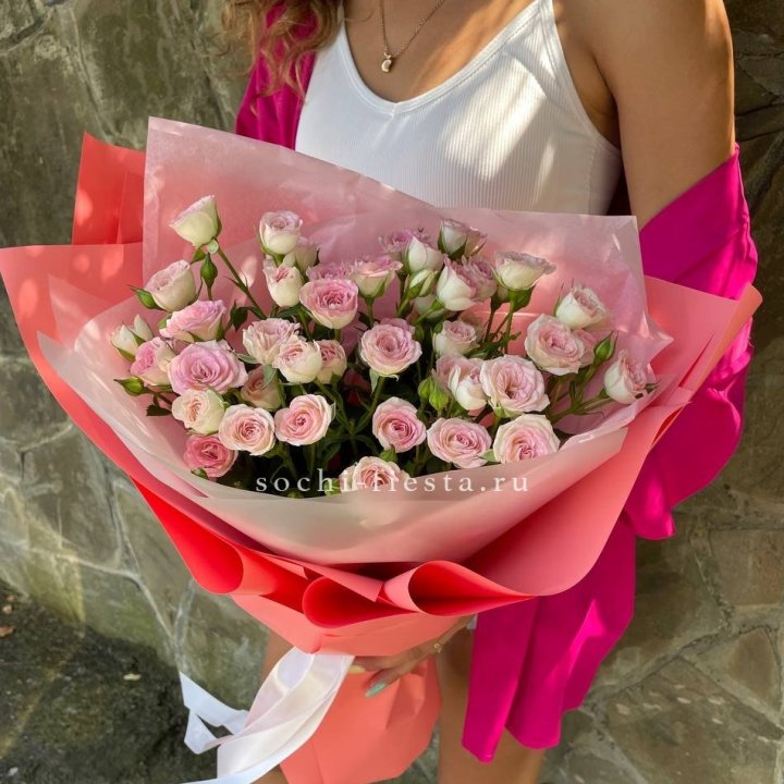 Розовые кустовые розы в Сыктывкаре