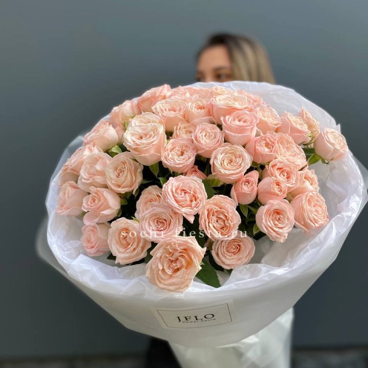 Букет кустовых роз Бомбастик в Сыктывкаре