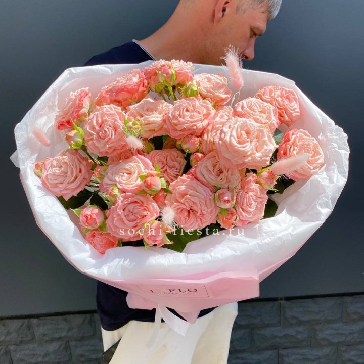 Пионовидные розы Мадам Бомбастик в Сыктывкаре