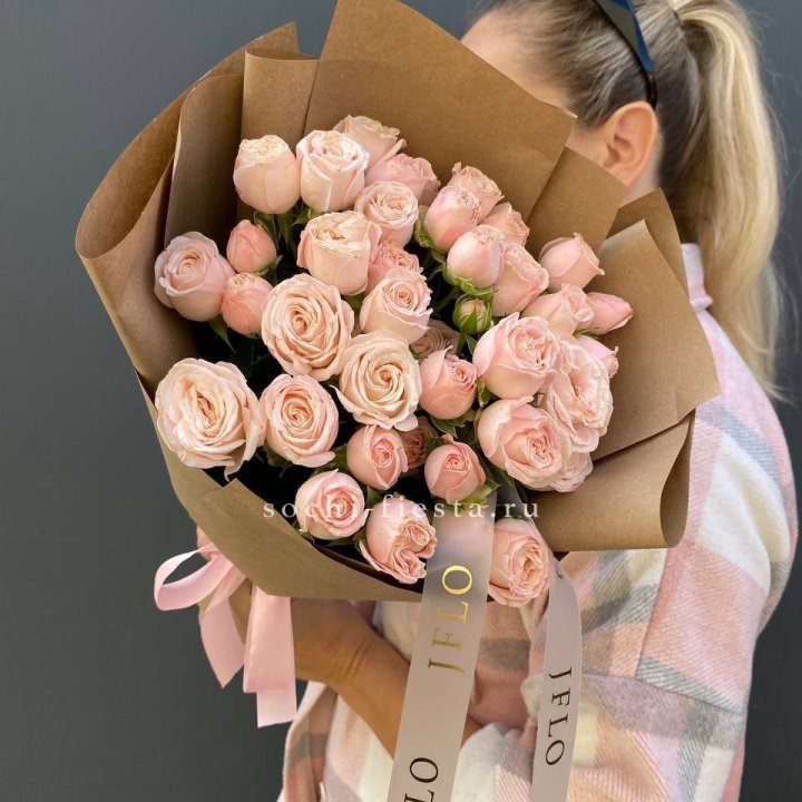 Кустовые розы Бомбастик в крафте в Сыктывкаре