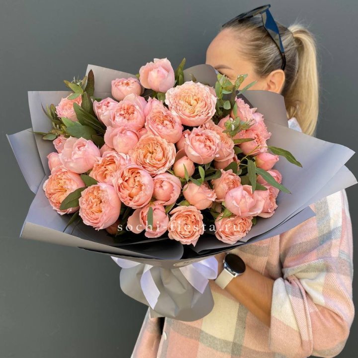 Букет с пионовидными розами "Пивайн" в Сыктывкаре