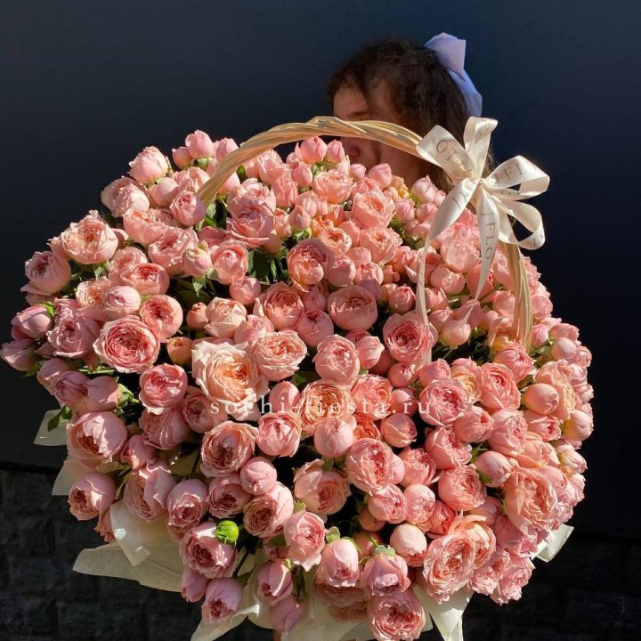 Корзина из пионовидных роз в Сыктывкаре