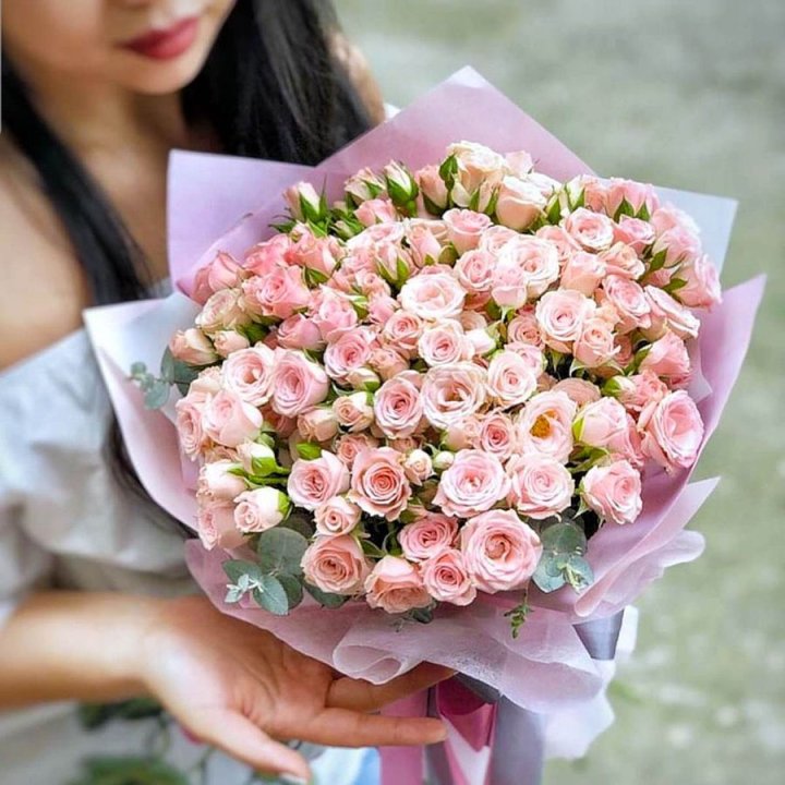 Кустовые розы с эвкалиптом в Сыктывкаре