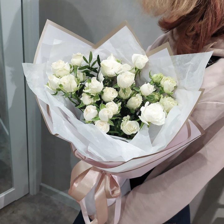 Белоснежные кустовые розы в Сыктывкаре