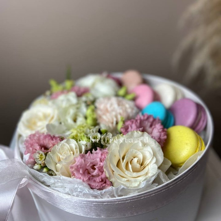 Цветы в цилиндре с макаронс "Прованс" в Сыктывкаре
