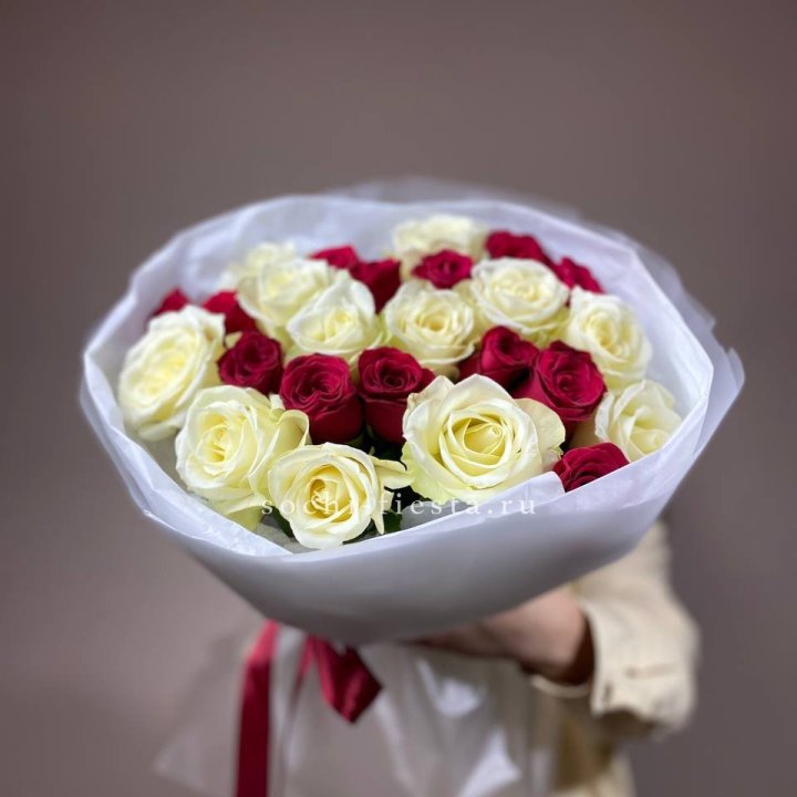 Букет их красных и белых 25 роз в Сыктывкаре