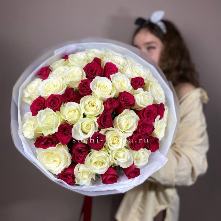 Микс из 55 роз в Сыктывкаре