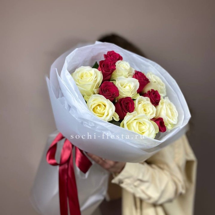 Букет из красных белых 15 роз в Сыктывкаре
