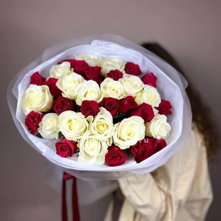 Букет из красных белых 35 роз в Сыктывкаре