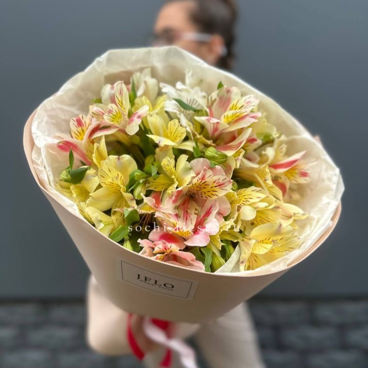 Альстромерии в нежном оформлении в Сыктывкаре