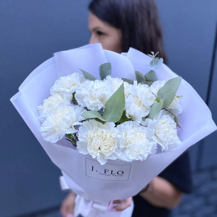 Букет белых диантусов с эвкалиптом в Сыктывкаре