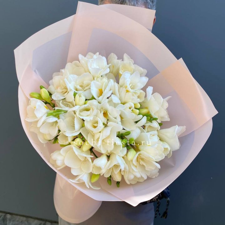 Букет белых фрезий  в Сыктывкаре