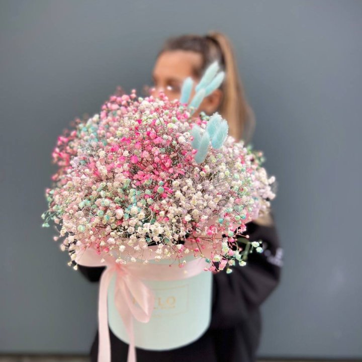 9 Радужных гипсофилы в шляпной коробке в Сыктывкаре