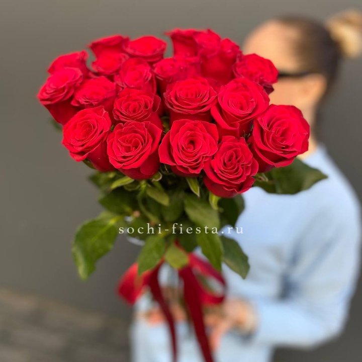 19 красных роз в Сыктывкаре