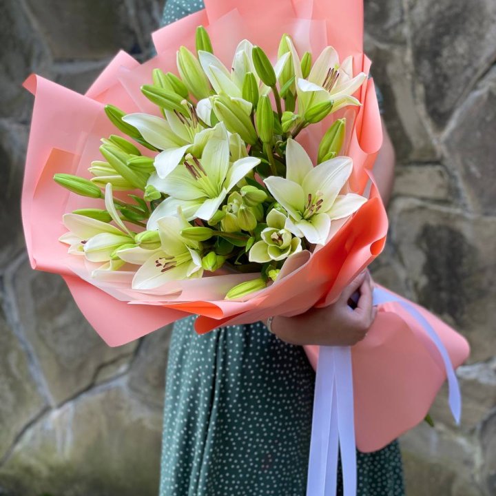 Букет из 7 белых лилий в Сыктывкаре