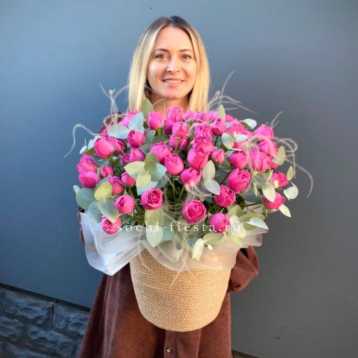 Пионовидные розы  в джутовом кашпо  в Сыктывкаре