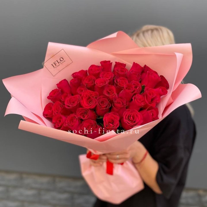 35 красных роз в Сыктывкаре