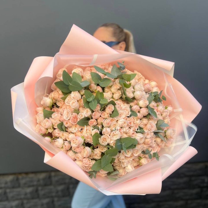 101 кустовая роза с эвкалиптом в Сыктывкаре