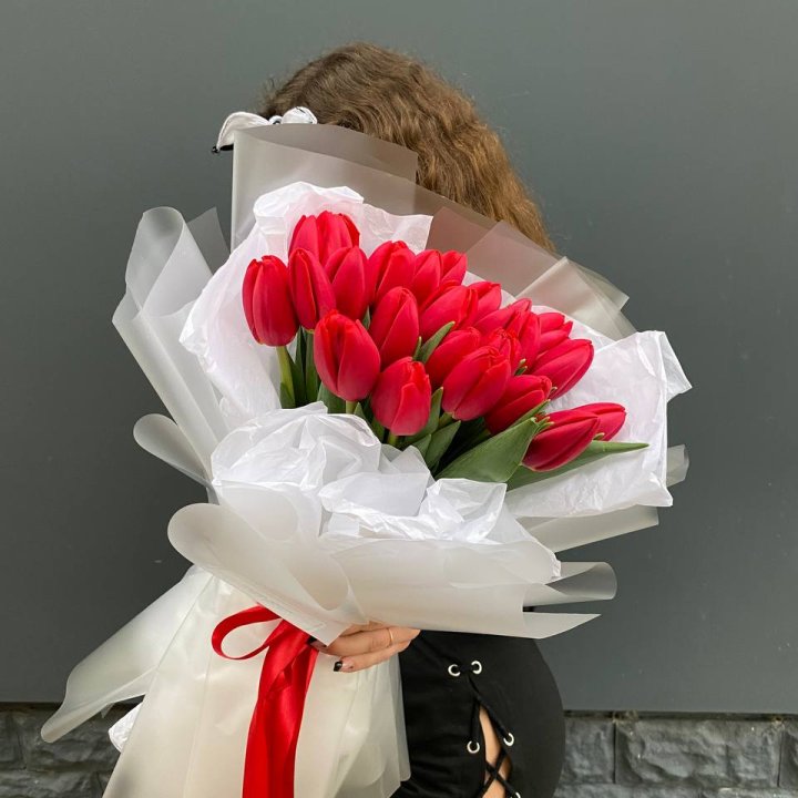  25 красных воздушных тюльпанов в Сыктывкаре