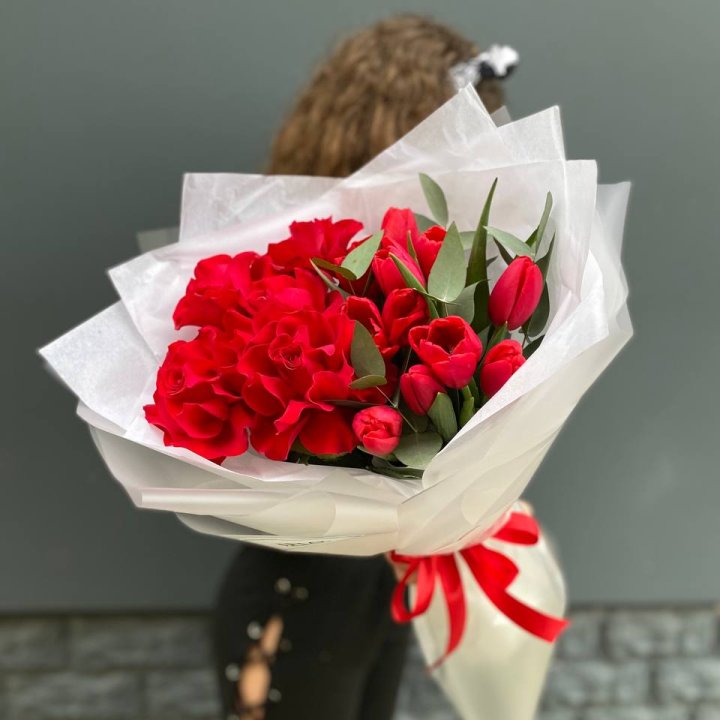 Дуо тюльпаны и розы в Сыктывкаре