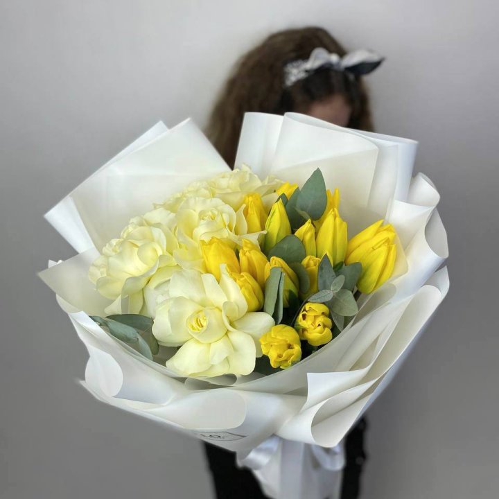 Дуо жёлтые тюльпаны и розы в Сыктывкаре
