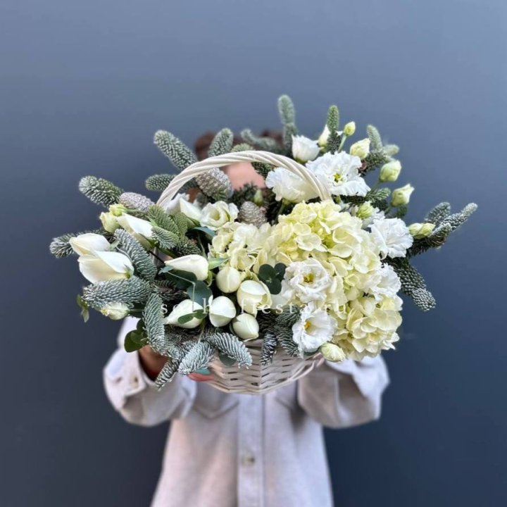 Новогодняя корзина с цветами в Сыктывкаре