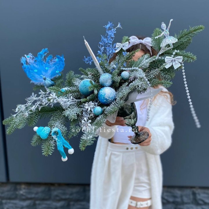 Композиция в бокале голубая в Сыктывкаре