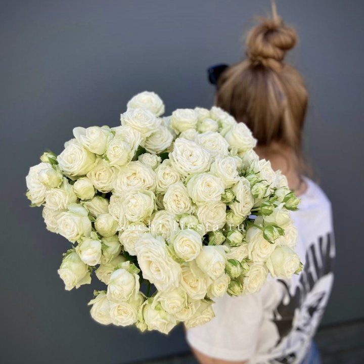 Охапка кустовых роз бомбастик  в Сыктывкаре