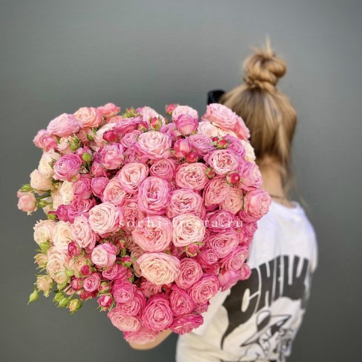 Охапка кустовых роз бомбастик пинк в Сыктывкаре