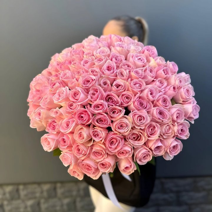 Охапка из 101 розовой розы в Сыктывкаре