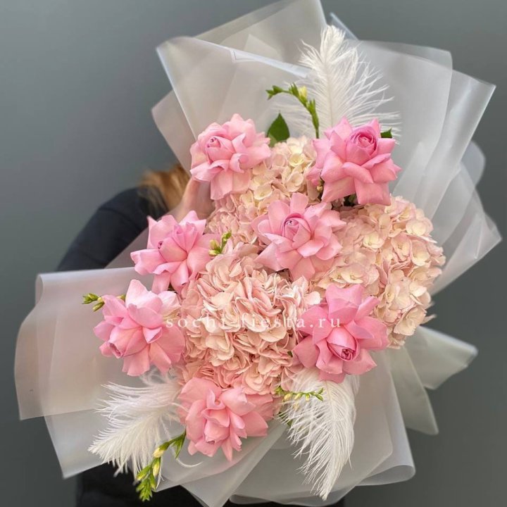  Букет  из гортензий и розовых роз в Сыктывкаре
