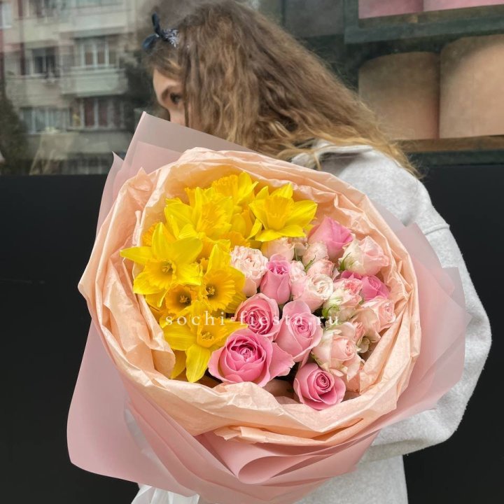 Букет роз и нарциссов в Сыктывкаре