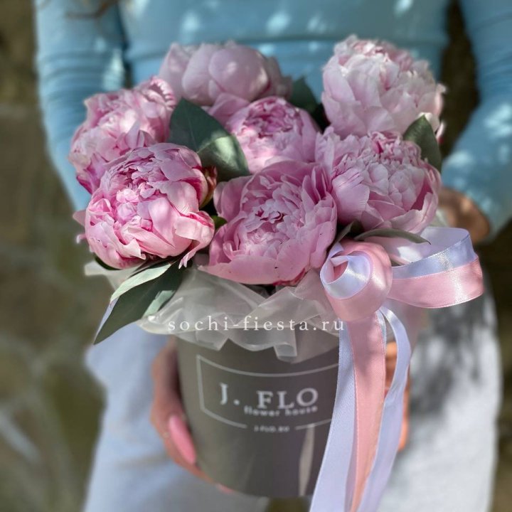 Цилиндр пионов с эвкалиптом в Сыктывкаре