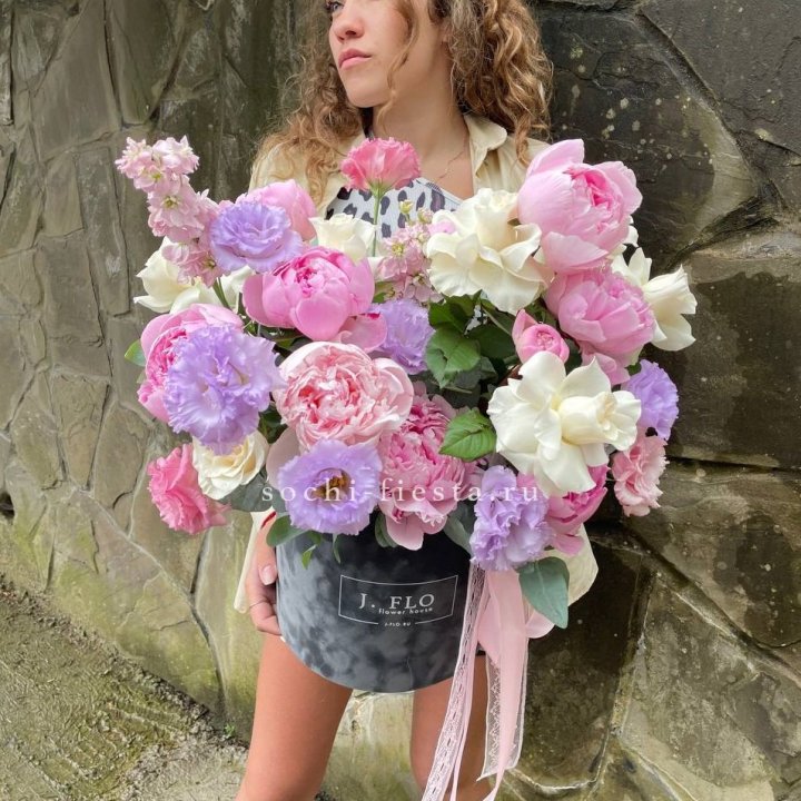 Дизайнерский цилиндр с пионами в Сыктывкаре