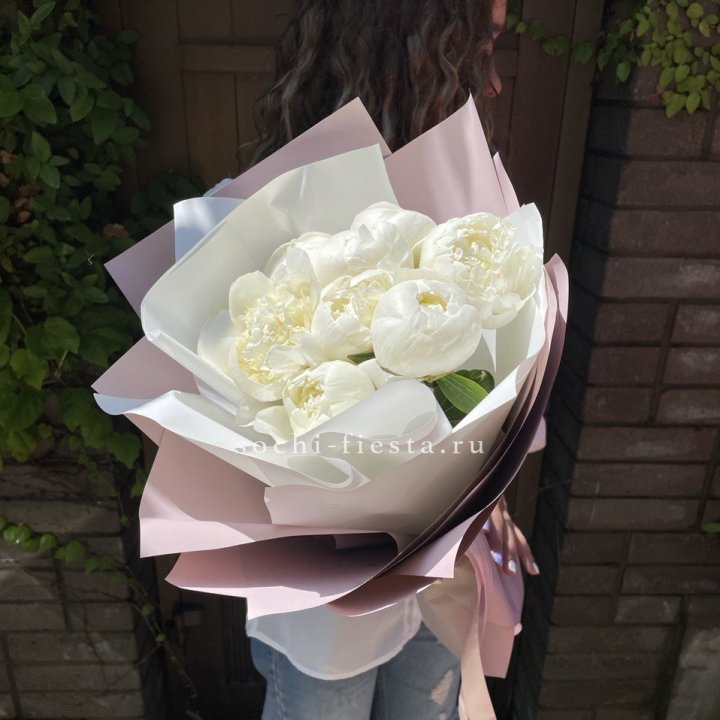 9 белоснежных пионов в Сыктывкаре