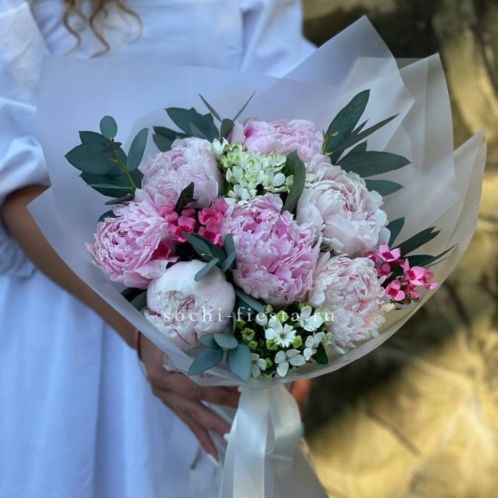 7 зефирных пионов с эвкалиптом в Сыктывкаре