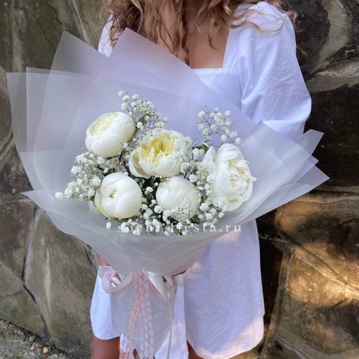 Букет белых пионов "Файв" в Сыктывкаре