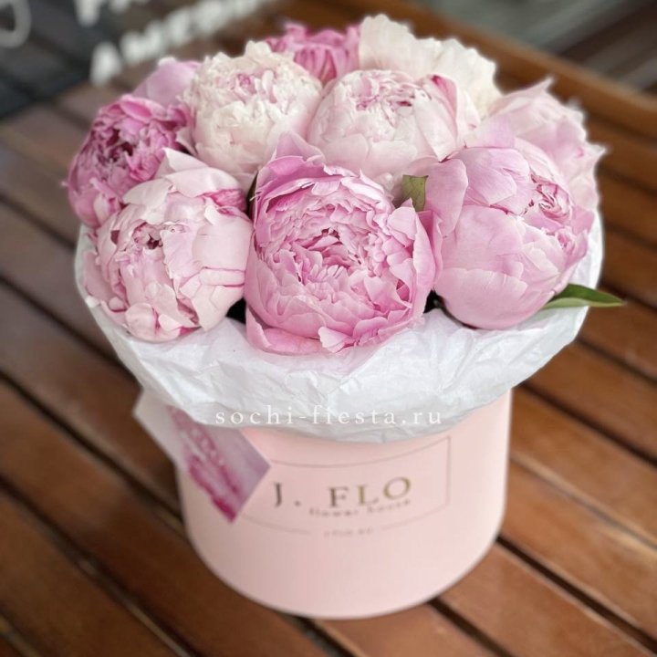 Цилиндр с пионами "Лилу" в Сыктывкаре