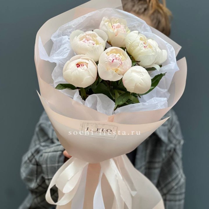 Букет белых пионов в Сыктывкаре